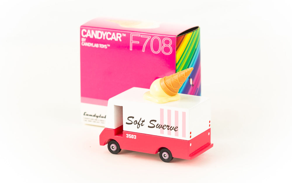 furgoncino dei gelati con cono sul tettuccio e packaging in cartone colorato 