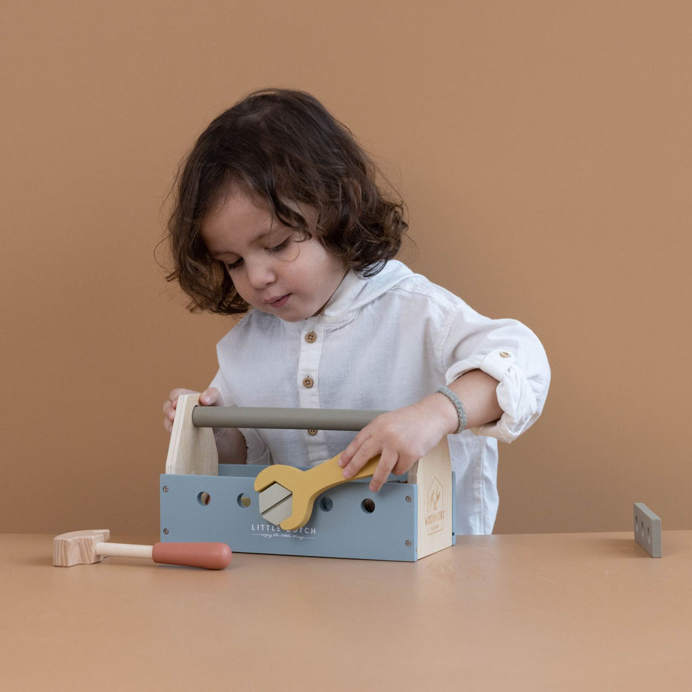 Toolbox, cassetta attrezzi, Little Dutch. Bambino che gioca con la cassetta degli attrezzi