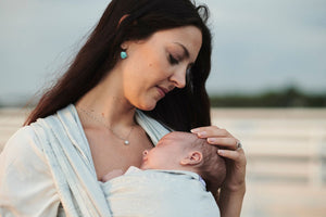 Fascia rigida Dandelion Ice. Mamma con bambino a posizione cuore a cuore