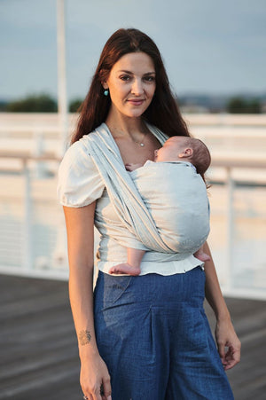 Fascia rigida Dandelion Ice. Mamma con bambino a posizione cuore a cuore