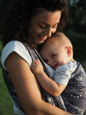 Fascia rigida Dandelion Mist . Mamma con bambino a posizione cuore a cuore
