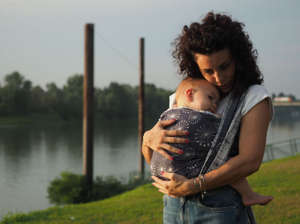 Fascia rigida Dandelion Mist . Mamma con bambino a posizione cuore a cuore