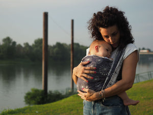 Fascia rigida Dandelion Mist . Mamma con bambino a posizione cuore a cuore