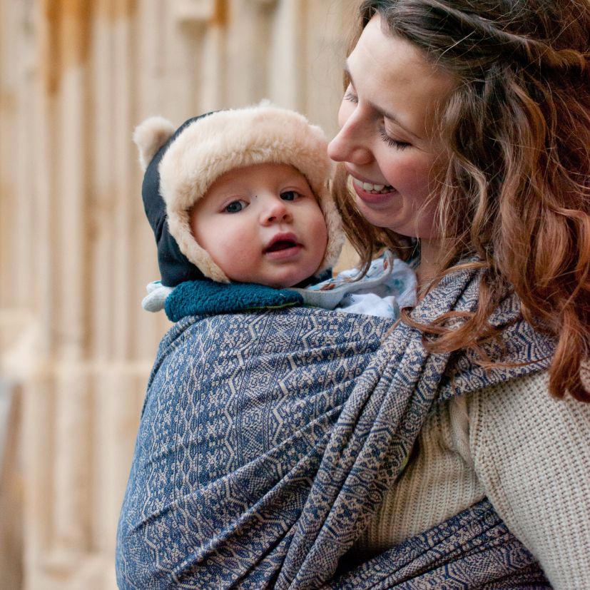 bimbo con la mamma in fascia