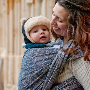 bimbo con la mamma in fascia