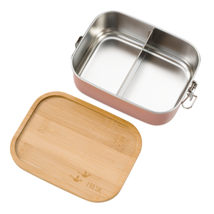 Lunch Box Ash Rose di Fresk. Porta pranzo o merenda in acciaio alimentare con coperchio in bambù e chiusura ermetica.  Vista del contenitore aperto. Il contenitore all'interno è in acciaio e suddiviso in due parti. Il tappo in bambù riporta un simpatico disegno di due uccellini stampati sopra.