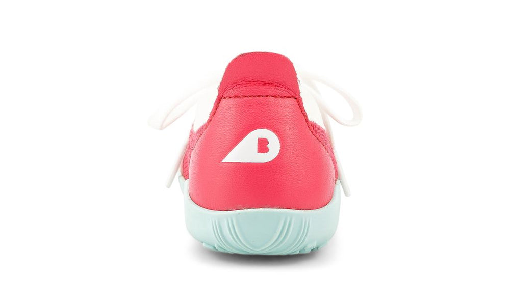 I-Walk Play Knit Guava/White, Bobux. Vista posteriore della scarpina con tallone rosso
