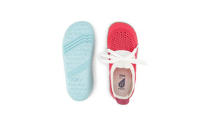 I-Walk Play Knit Guava/White, Bobux. Vista dall'alto delle scarpine con parte centrale in tessuto traforato rosso, laccetti bianchi, punta e tallone in sintetico rosso, suola gommata azzurra.
