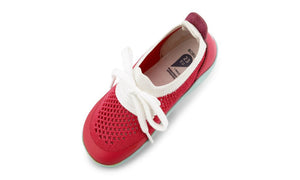 I-Walk Play Knit Guava/White, Bobux. Vista dall'alto della scarpina con parte centrale in tessuto traforato rosso, laccetti bianchi, punta e tallone in sintetico rosso, suola gommata azzurra.