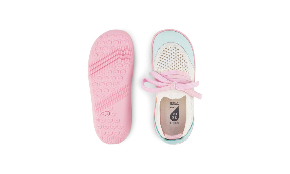 I-Walk Play Knit Mist/White. Vista dall'alto delle scarpine con parte centrale in tessuto bianco traforato, punta e tallone in sintetico azzurro, suola gommata rosa, laccetti rosa.
