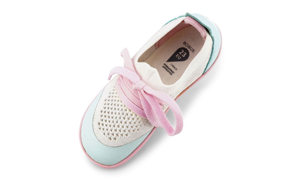I-Walk Play Knit Mist/White. Vista dall'alto della scarpina con parte centrale in tessuto bianco traforato, punta e tallone in sintetico azzurro, suola gommata rosa, laccetti rosa.