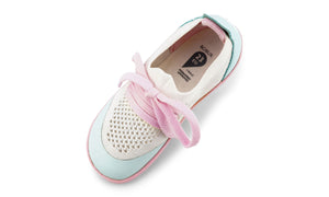 I-Walk Play Knit Mist/White. Vista dall'alto della scarpina con parte centrale in tessuto bianco traforato, punta e tallone in sintetico azzurro, suola gommata rosa, laccetti rosa.