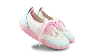 I-Walk Play Knit Mist/White. Vista laterale della scarpina con parte centrale in tessuto bianco traforato, punta e tallone in sintetico azzurro, suola gommata rosa, laccetti rosa.