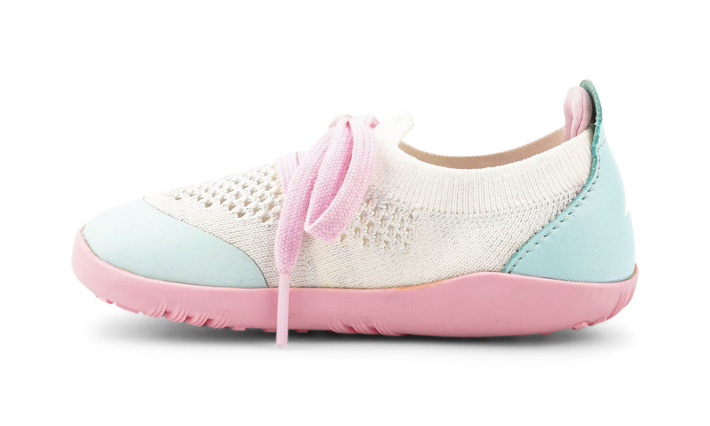 I-Walk Play Knit Mist/White. Vista laterale della scarpina con parte centrale in tessuto bianco traforato, punta e tallone in sintetico azzurro, suola gommata rosa, laccetti rosa.