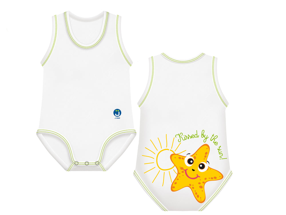 Body neonato senza manica, taglia unica 0-36 mesi, J Bimbi, Summer Collection. Design: STELLA MARINA. Vista posteriore ed anteriore del body bianco con cuciture gialle, chiusura con bottoncini automatici, stampa di una stella marina gialla vicina al sole sul retro del body.