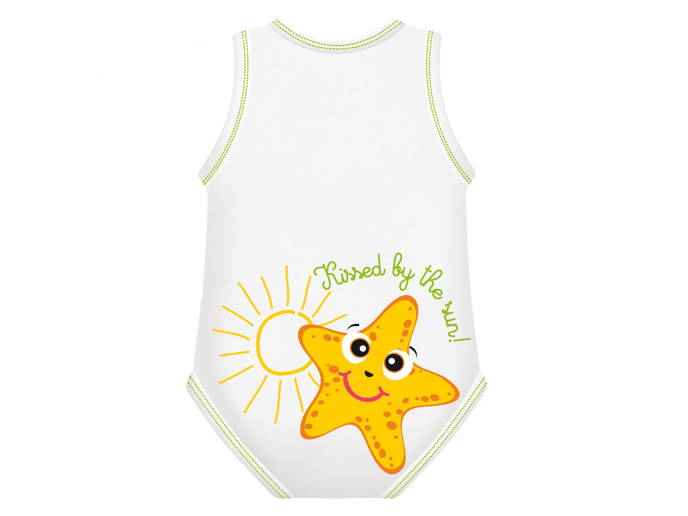 Body neonato senza manica, taglia unica 0-36 mesi, J Bimbi, Summer Collection. Design: STELLA MARINA. Vista posteriore del body bianco con cuciture gialle, stampa di una stella marina gialla vicina al sole sul retro del body. Sopra alla stella c'è una scritta verde "kissed by the sun" cucita