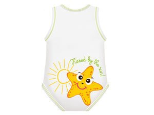 Body neonato senza manica, taglia unica 0-36 mesi, J Bimbi, Summer Collection. Design: STELLA MARINA. Vista posteriore del body bianco con cuciture gialle, stampa di una stella marina gialla vicina al sole sul retro del body. Sopra alla stella c'è una scritta verde "kissed by the sun" cucita