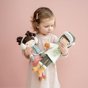 Winter Doll, Bambola di stoffa a tema invernale, Little Dutch. Bambina con in mano le due bambole Sam e Jill