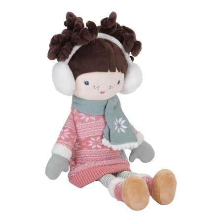 Winter Doll, Bambola di stoffa a tema invernale, Little Dutch. Bambola Jill con paraorecchie bianco, stivali rosa e marroni , maglione rosa con ricami bianchi, guanti e sciarpa verdi. Jill seduta