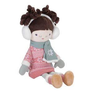 Winter Doll, Bambola di stoffa a tema invernale, Little Dutch. Bambola Jill con paraorecchie bianco, stivali rosa e marroni , maglione rosa con ricami bianchi, guanti e sciarpa verdi. Jill seduta