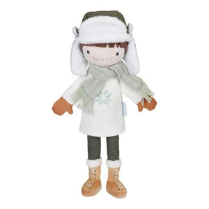 Winter Doll, Bambola di stoffa a tema invernale, Little Dutch. Bambola Sam con copricapo peloso, stivali marroni , maglione bianco con fiocco di neve ricamato, guanti e sciarpa