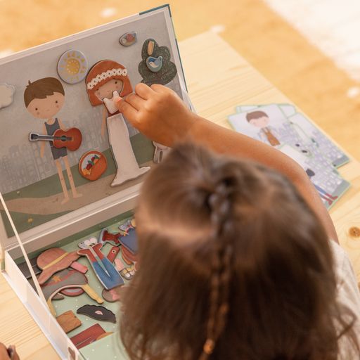 Magnetic PlayBoard, Puzzle Magnetico Jim&Rosa, Little Dutch. Bambina che gioca con i magneti