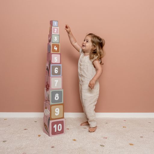 Stacking Blocks, blocchi impilabili in cartone, Little Dutch. Gioco a tema Fiori&Farfalle impilati come torre e bambina vicina