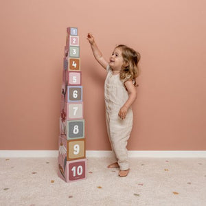 Stacking Blocks, blocchi impilabili in cartone, Little Dutch. Gioco a tema Fiori&Farfalle impilati come torre e bambina vicina