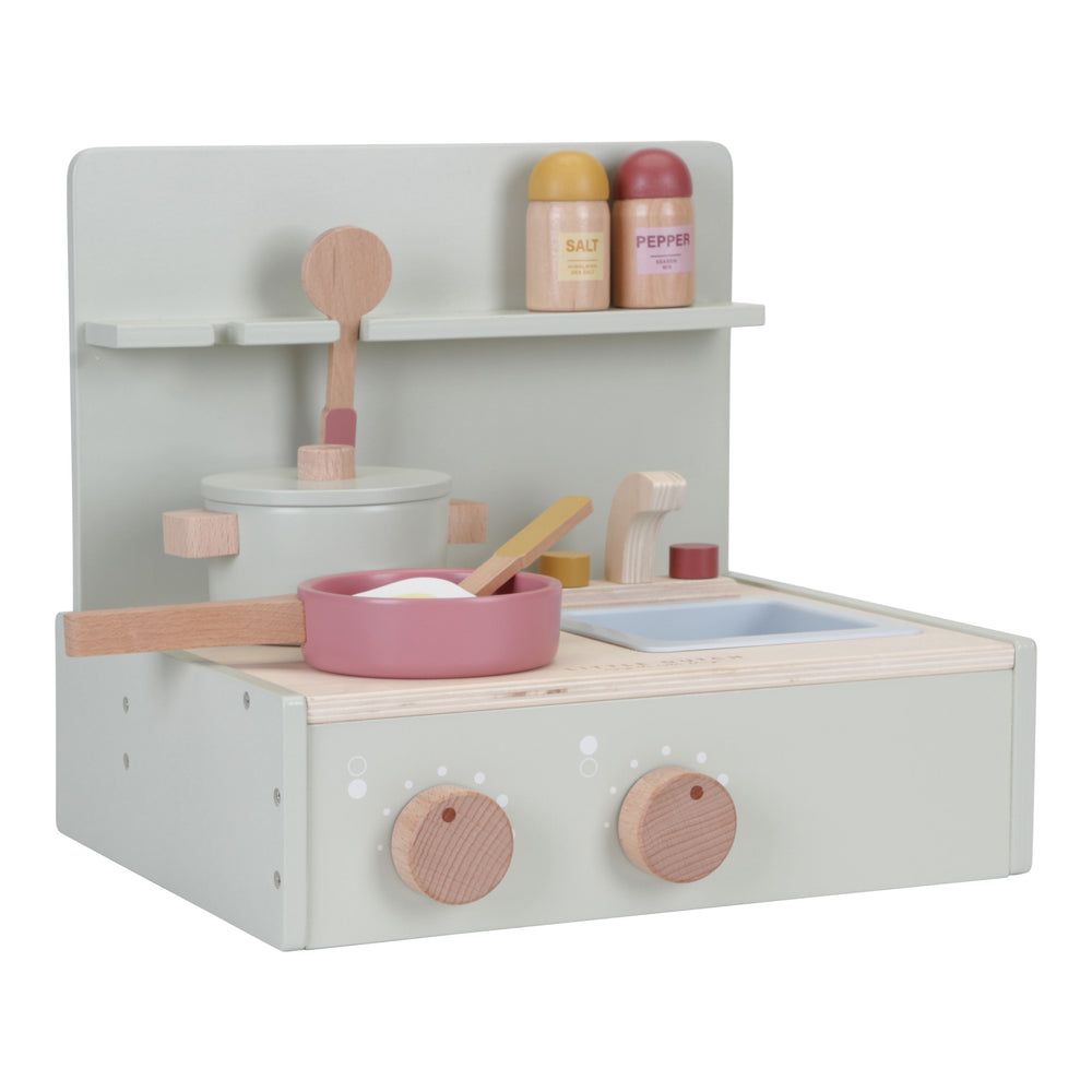 Mini Kitchen, mini cucina in legno, Little Dutch. Cucina portatile color verde salvia tenue con ripiano cottura, lavello, manopole e accessori: due utensili, sale e pepe, padella, casseruola con coperchio, uovo fritto.