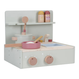 Mini Kitchen, mini cucina in legno, Little Dutch. Cucina portatile color verde salvia tenue con ripiano cottura, lavello, manopole e accessori: due utensili, sale e pepe, padella, casseruola con coperchio, uovo fritto.