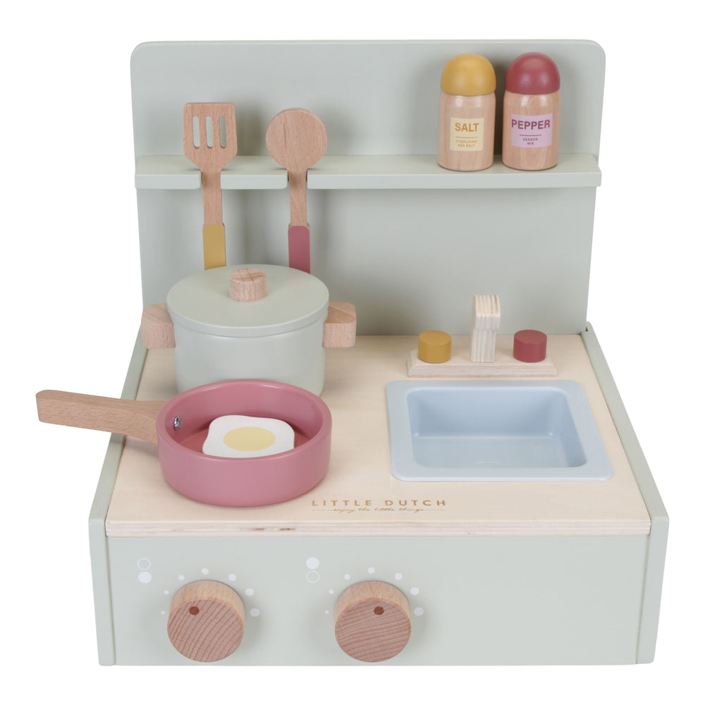 Mini Kitchen, mini cucina in legno, Little Dutch. Cucina portatile color verde salvia tenue con ripiano cottura, lavello, manopole e accessori: due utensili, sale e pepe, padella, casseruola con coperchio, uovo fritto.