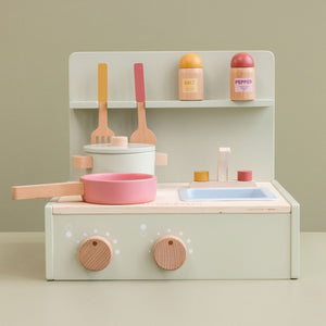 Mini Kitchen, mini cucina in legno, Little Dutch. Cucina portatile color verde salvia tenue con ripiano cottura, lavello, manopole e accessori: due utensili, sale e pepe, padella, casseruola con coperchio, uovo fritto.