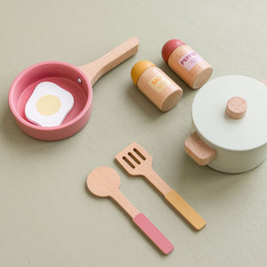 Mini Kitchen, mini cucina in legno, Little Dutch.  Accessori inclusi: due utensili, sale e pepe, padella, casseruola con coperchio, uovo fritto.