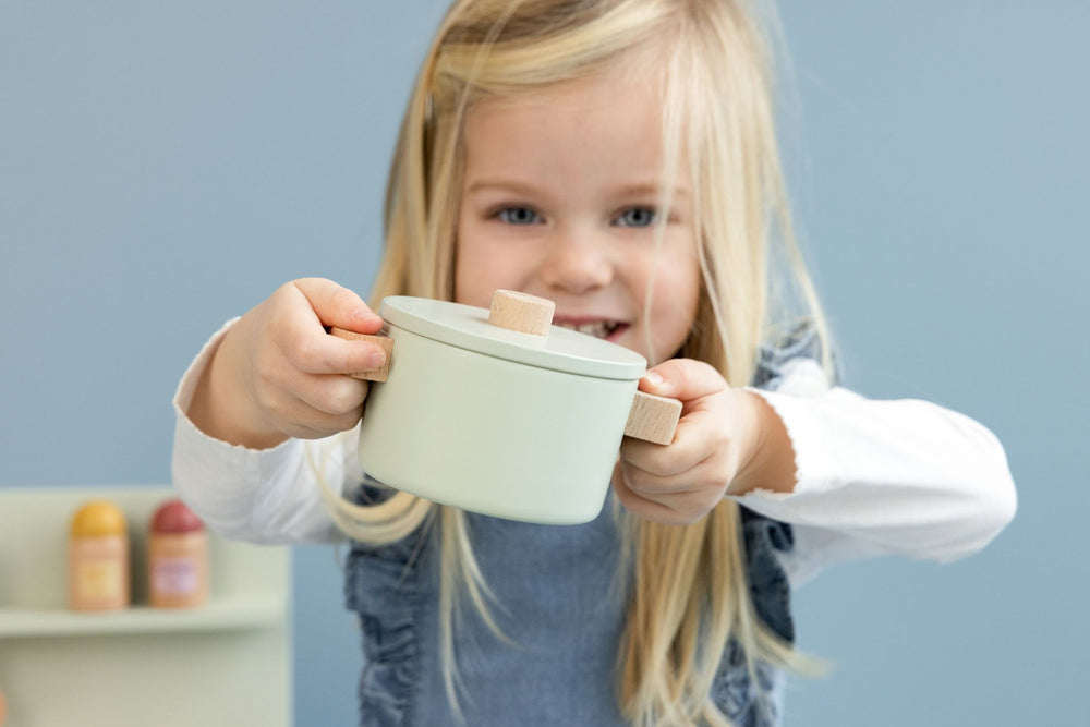 Mini Kitchen, mini cucina in legno, Little Dutch. Bambina che gioca con la casseruola.