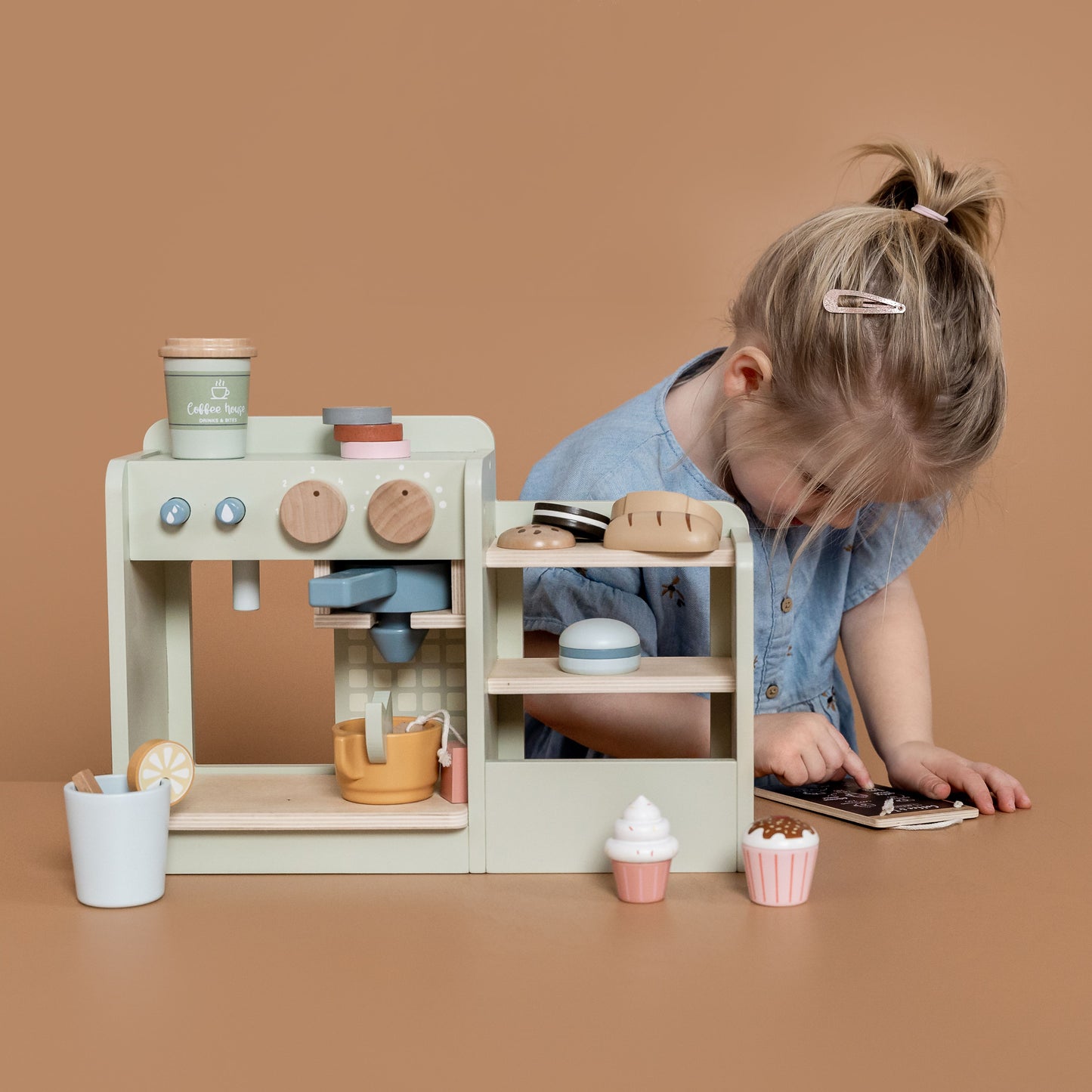 Coffee Corner, caffetteria in legno, Little Dutch. Bambina che gioca con la caffetteria