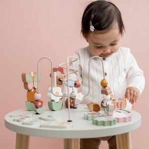 Activity Table, tavolino multiattività in legno, Little Dutch. Tavolino a tema Fiori e Farfalle con diversi giochi. Bambina che gioca 