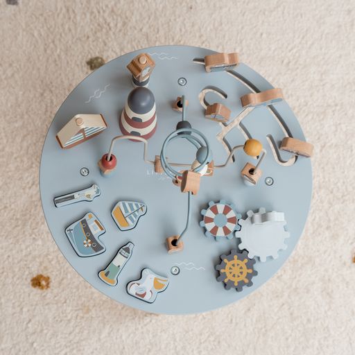 Activity Table, tavolino multiattività in legno, Little Dutch. Tavolino a tema Baia dei Marinai con elementi che richiamano il mare e la pesca. Il tavolino è azzurro con gambe color marrone chiaro. Il gioco impilabile rappresenta un faro, gli ingranaggi richiamano un timone, un salvagente e un gabbiano. Vista del tavolino dall'alto