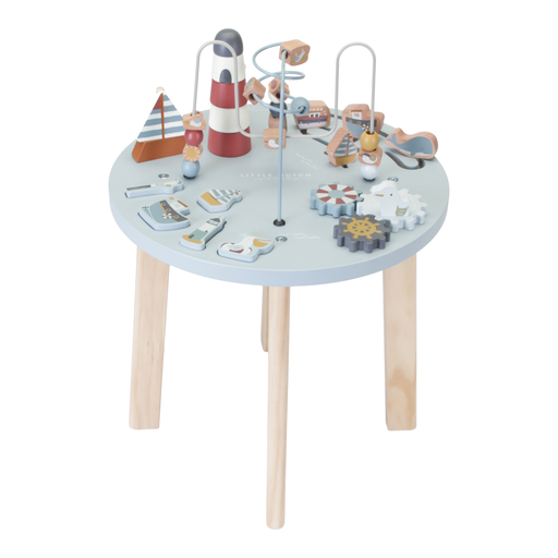 Activity Table, tavolino multiattività in legno, Little Dutch. Tavolino a tema Baia dei Marinai con elementi che richiamano il mare e la pesca. Il tavolino è azzurro con gambe color marrone chiaro. Il gioco impilabile rappresenta un faro, gli ingranaggi richiamano un timone, un salvagente e un gabbiano. Vista intera del tavolino