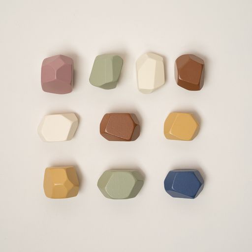 Stacking Stones, Pietre impilabili in legno, Little Dutch. 10 pietre di varie dimensioni e colori poste sul tavolo una vicina all'altra
