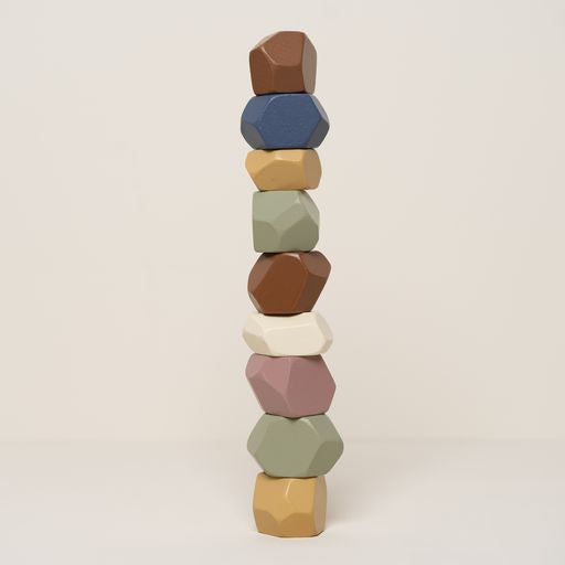 Stacking Stones, Pietre impilabili in legno, Little Dutch. Pietre poste una sopra l'altra a formare una torre