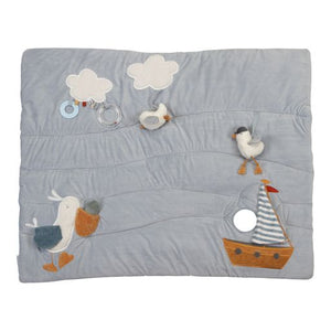 Tappeto morbido PlayPen Mat a tema Baia dei Marinai, Little Dutch. Tappeto rettangolare azzurro, morbido con diverse texture e applicazioni a tema marino tra cui una barchetta a vela con specchietto, uccelli e nuvole