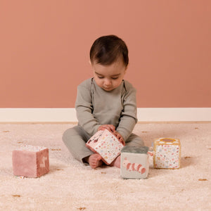 Soft Cubes Set, Set di cubi morbidi a tema Fiori e Farfalle, Little Dutch. Bambino seduto sul tappeto che gioca con i cubi.