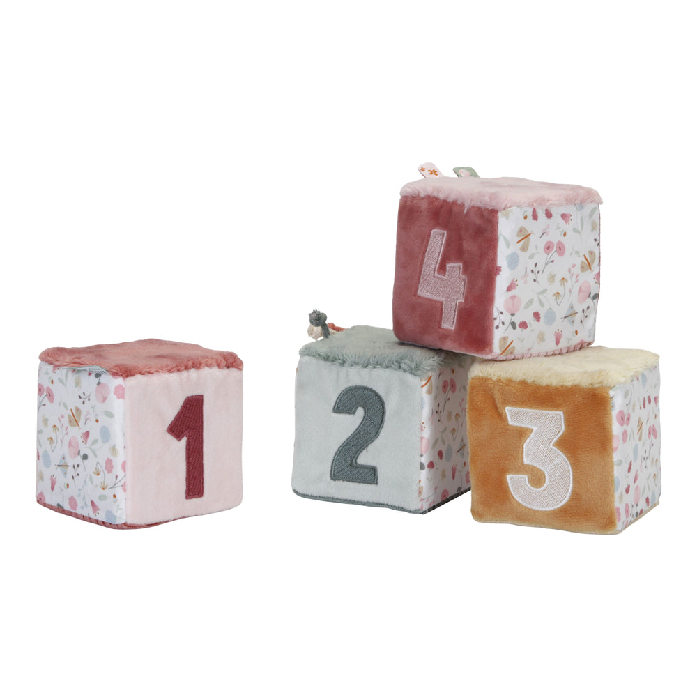Soft Cubes Set, Set di cubi morbidi a tema Fiori e Farfalle, Little Dutch. Vista dei cubi dal lato dove ci sono i numeri ricamati. Sono 4 cubi, ognuno con un numero che va da 1 a 4