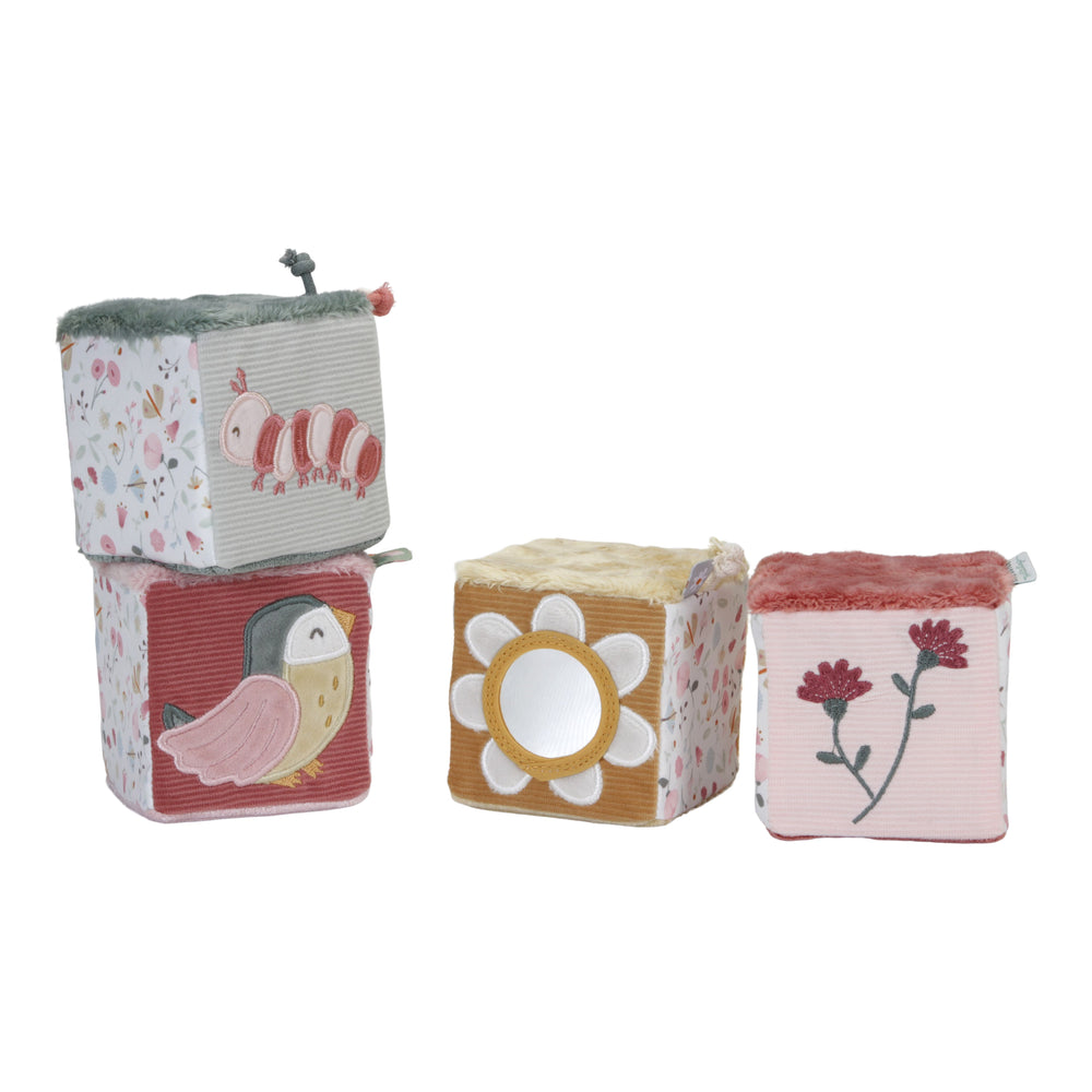 Soft Cubes Set, Set di cubi morbidi a tema Fiori e Farfalle, Little Dutch. Vista dei 4 cubi dal lato dove ci sono ricamati un verme, un uccellino, una margherita con specchietto e dei fiorellini