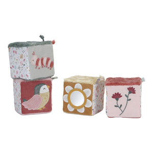 Soft Cubes Set, Set di cubi morbidi a tema Fiori e Farfalle, Little Dutch. Vista dei 4 cubi dal lato dove ci sono ricamati un verme, un uccellino, una margherita con specchietto e dei fiorellini