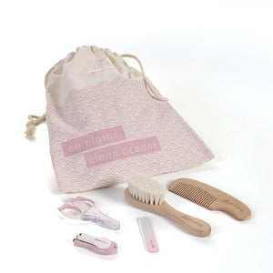 MAMI SET-set per la cura e l'igiene per neonati, Mizu Baby. Vista del set rosa posto accanto alla pochette di cotone. Il set comprende set manicure (forbicina, limetta e tagliaunghie), spazzola e pettine in bamboo