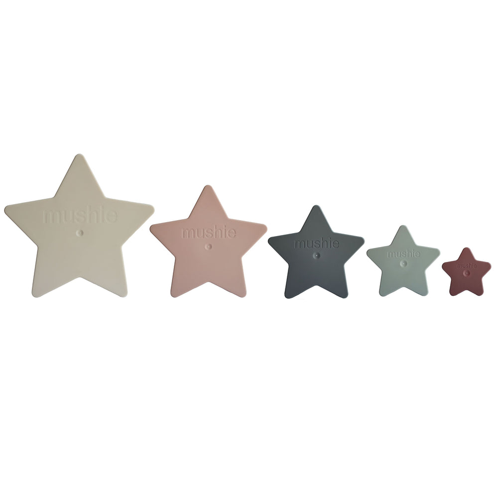 Gioco impilabile Stella-Nesting Star, Mushie. Le 5 stelle messe in ordine di grandezza una vicina all'altra. Vista esterna.