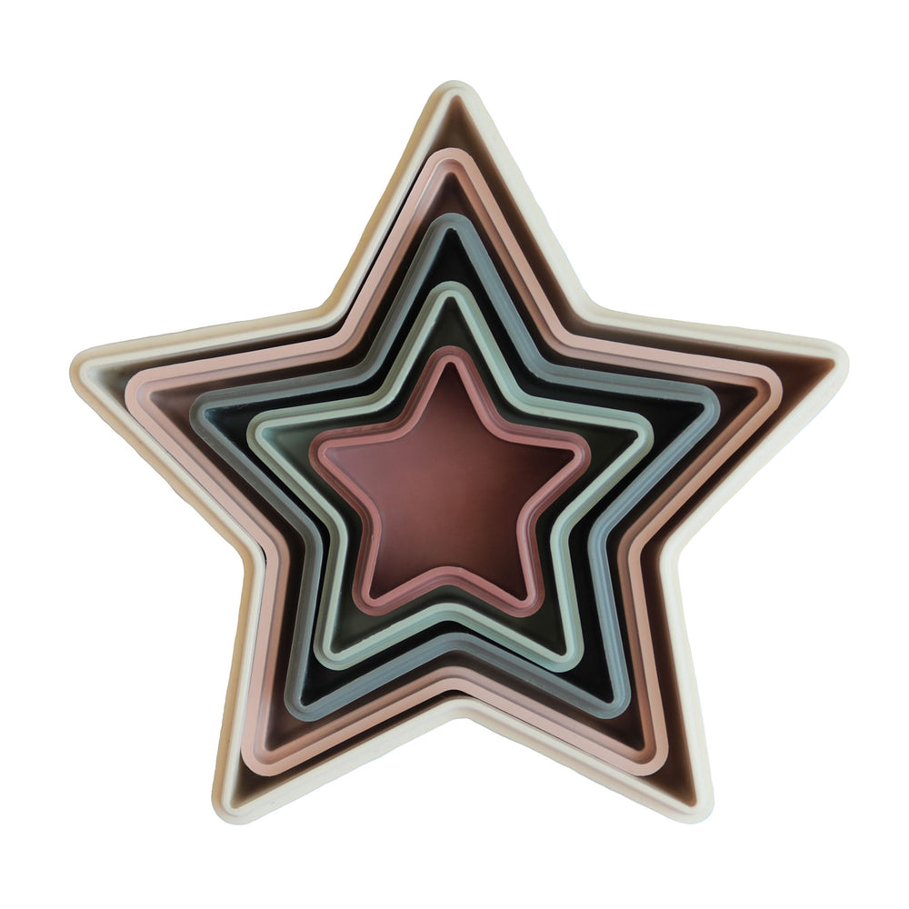 Gioco impilabile Stella-Nesting Star, Mushie. 5 stelle di dimensioni diverse impilabili tra loro dalla più grande alla più piccola.