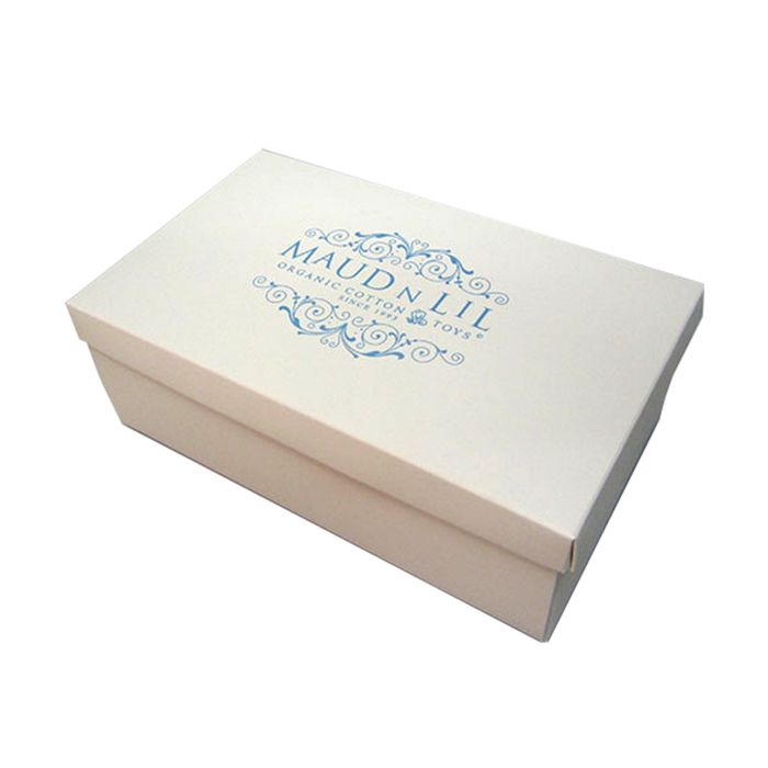 DouDou Comforter con scatola e bligliettino, Maud n Lil. Confezione in cartone bianco e scritta Maud n Lil blu sul coperchio