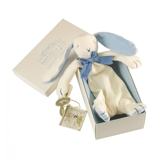 DouDou Comforter con scatola e bligliettino, Maud n Lil. Coniglietto bianco con interno orecchie e fiocco al collo blu all'interno della scatola regalo bianca con rivestimento interno blu.
